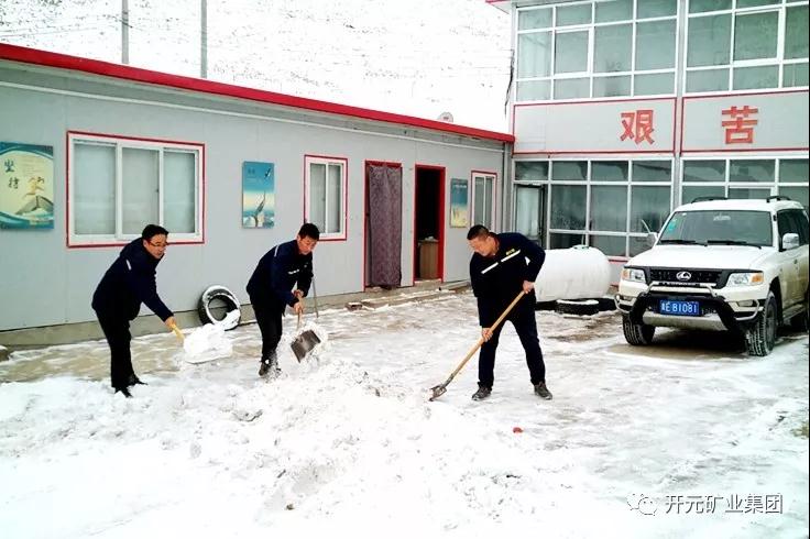 人間四月芳菲盡，山中春雪還復來(lái)