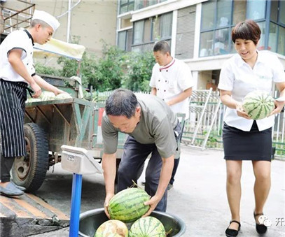 買(mǎi)下一整車(chē)西瓜，讓瓜農早點(diǎn)回家