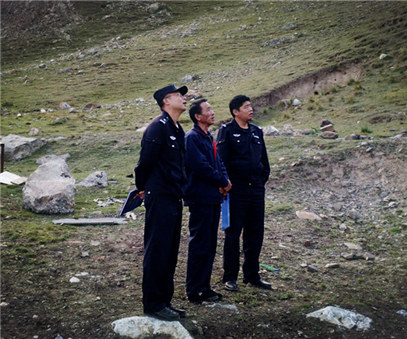 興?？h公安局治安大隊到銅鑫公司例行安全專(zhuān)項檢查