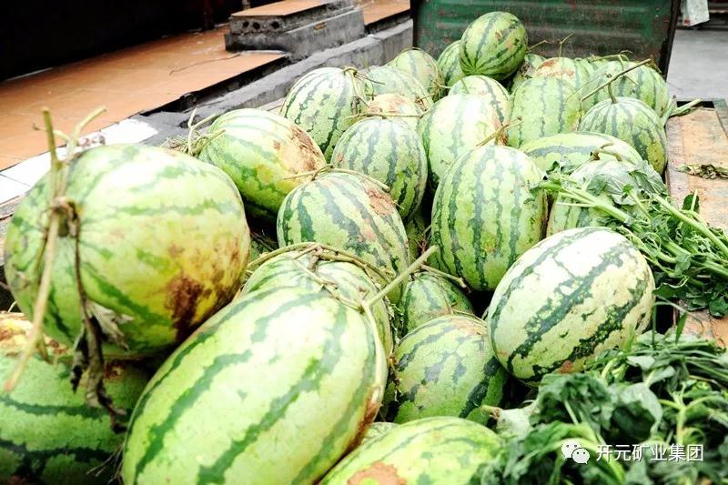 買下一整車西瓜，讓瓜農(nóng)早點(diǎn)回家